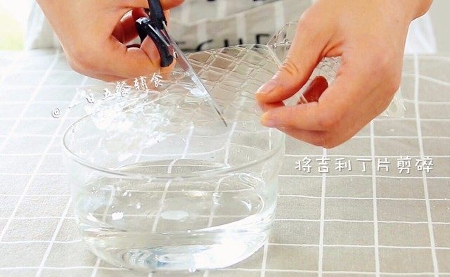 牛奶布丁,将吉利丁片用剪刀剪碎，放在凉白开里泡软，注意不能温水泡哦，温水泡你会什么都捞不到。天气很热的时候要用冰水泡。