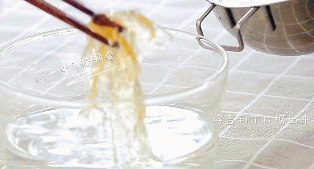 牛奶布丁,泡软后，将吉利丁片捞出来放碗里。