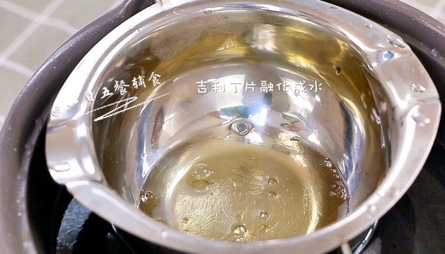 牛奶布丁,锅里烧水，隔水加热到吉利丁片融化成水。将糖加入，搅拌至糖融化离开热水。
