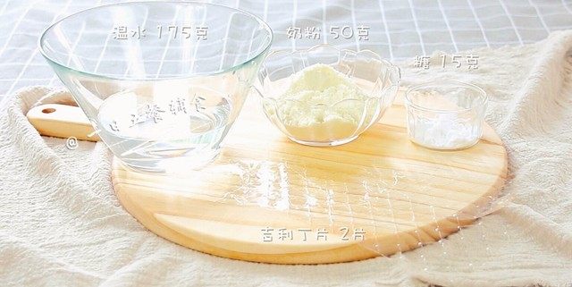 牛奶布丁,食材：<a style='color:red;display:inline-block;' href='/shicai/ 1124'>奶粉</a> 50克，温水 175克，吉利丁片 2片，<a style='color:red;display:inline-block;' href='/shicai/ 10588'>糖</a> 15克，凉白开 50克
