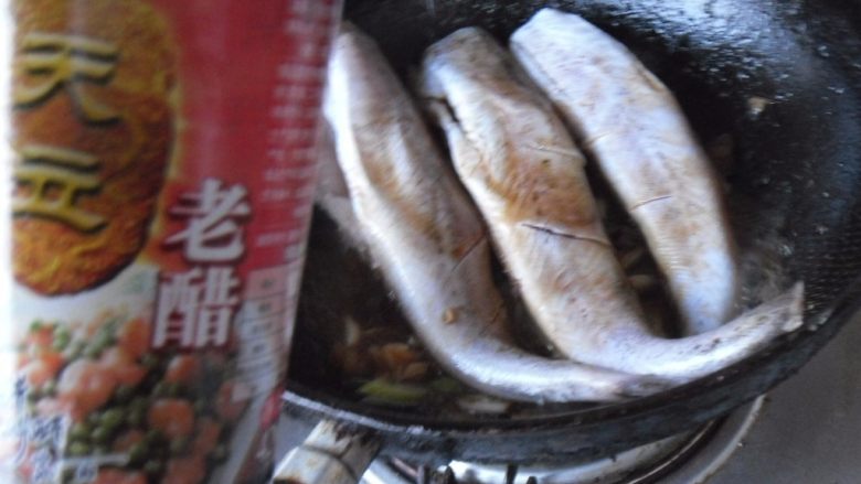 腐乳烧鳕鱼,加适量醋