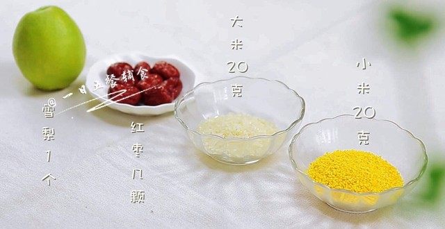 红枣梨粥,食材准备好。
🌻小贴士：这里的梨是必须有的，<a style='color:red;display:inline-block;' href='/shicai/ 2470'>红枣</a>可以没有。今天的<a style='color:red;display:inline-block;' href='/shicai/ 2470'>红枣</a>没去皮，没去壳，只是借<a style='color:red;display:inline-block;' href='/shicai/ 2470'>红枣</a>的香甜味，最终不要把<a style='color:red;display:inline-block;' href='/shicai/ 2470'>红枣</a>盛到还不会吐核的宝宝