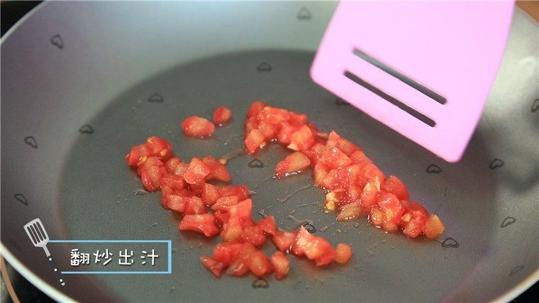 宝宝秋季滋补汤,平底锅刷油,放入番茄,小火翻炒出汁。