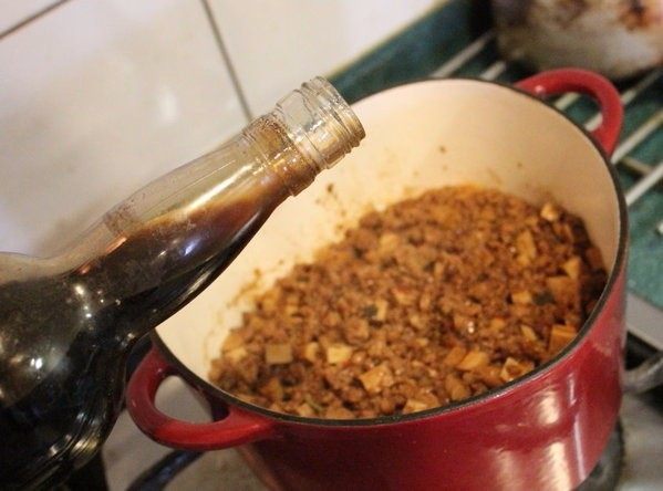 炸酱,炖煮完后,加上少许麻油提味