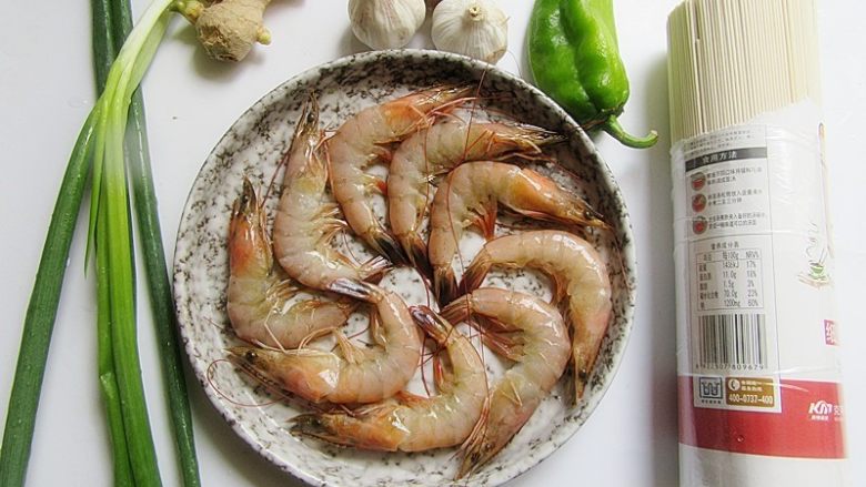 私家茄汁金丝虾串,将所需食材准备好,我用的<a style='color:red;display:inline-block;' href='/shicai/ 293'>基围虾</a>是挑最大个头的