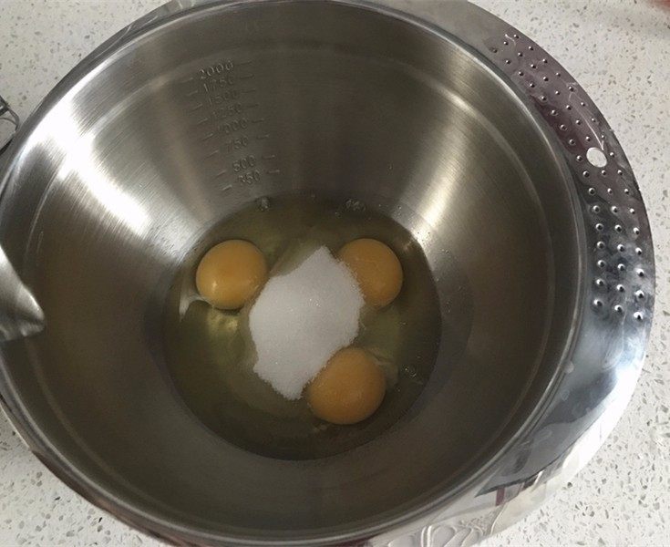 松软甜甜圈蛋糕,糖加入到鸡蛋中搅拌均匀。(全蛋不容易打发,可以将鸡蛋液隔<a style='color:red;display:inline-block;' href='/shicai/ 156925'>水</a>加热至38度左右后打发)