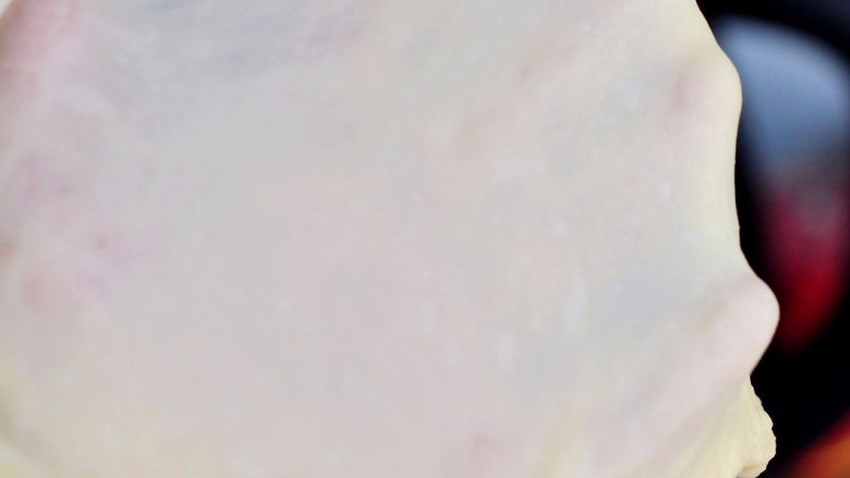 紫薯辫子土司,开启厨师机三档,揉6分钟后,黄油已经全部吸收,并且能拉出手套膜。把面团整圆后,室温28左右时,发酵35分钟。