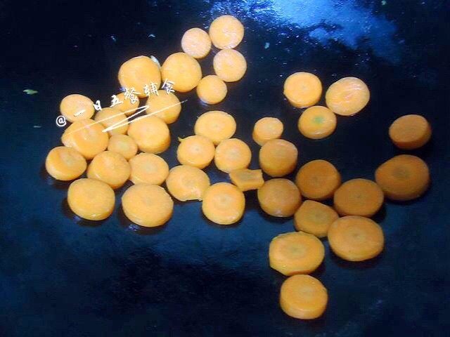 胡萝卜生菜米粉 , 锅烧热放少许少许橄榄油炒。
🌻小贴士:这里炒一下只是更香,不炒也可以,胡萝卜素靠宝宝平常喝的奶中的脂肪就可以吸收,不是要过油炒才能吸收。