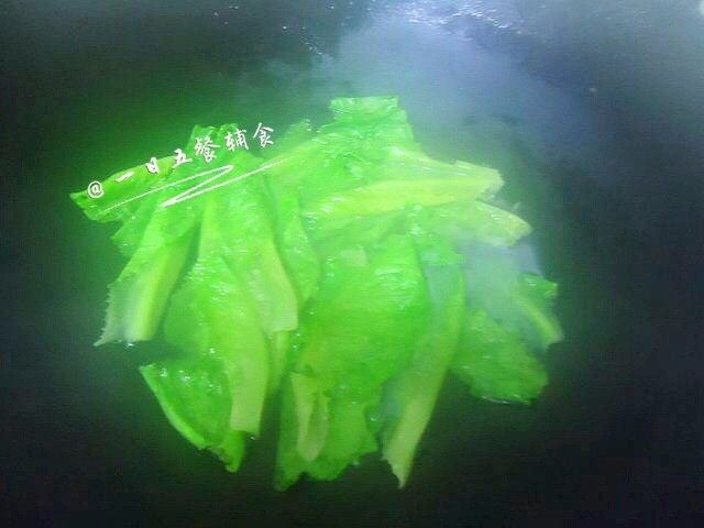 胡萝卜生菜米粉 ,大火把水烧开,菜倒进去,水开了菜捞上来,避免煮的时间长。