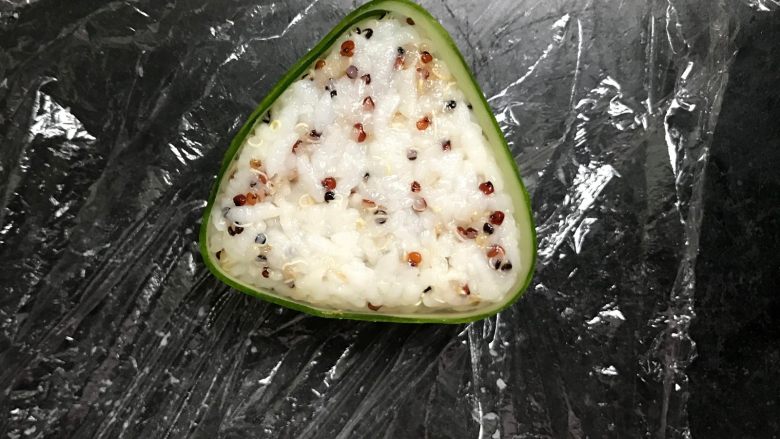 藜麦鱼松饭团,打开保鲜袋,用刮好的黄瓜片围上一圈,基本造型就做好了