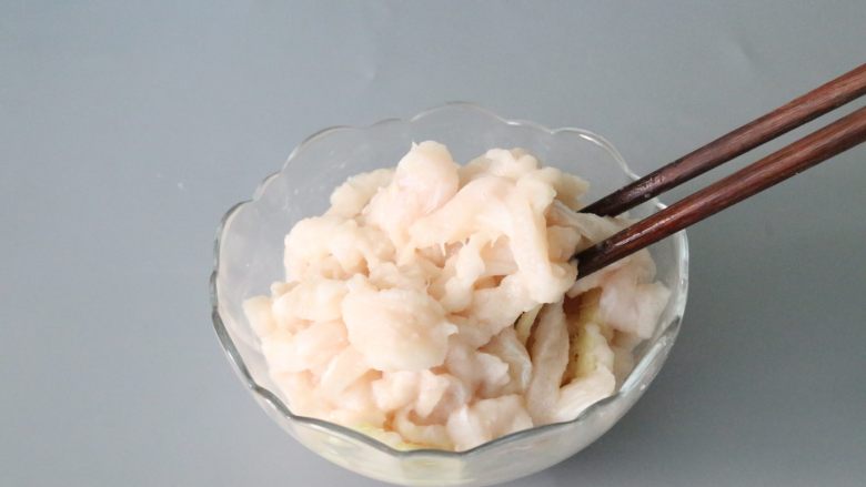 水煮鱼片,搅拌均匀,腌制15分钟。