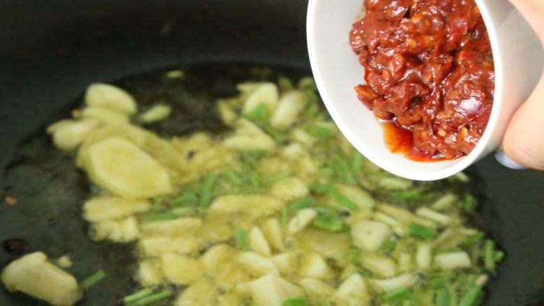 水煮鱼片,葱姜蒜煸炒出香味后,下入<a style='color:red;display:inline-block;' href='/shicai/ 705'>豆瓣酱</a>,炒出红油后,放入一碗开水熬煮10分钟。