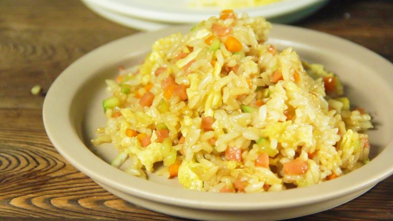 黄金蛋炒饭！让你爱上吃饭！,简单营养的蛋炒饭就制作完成啦~