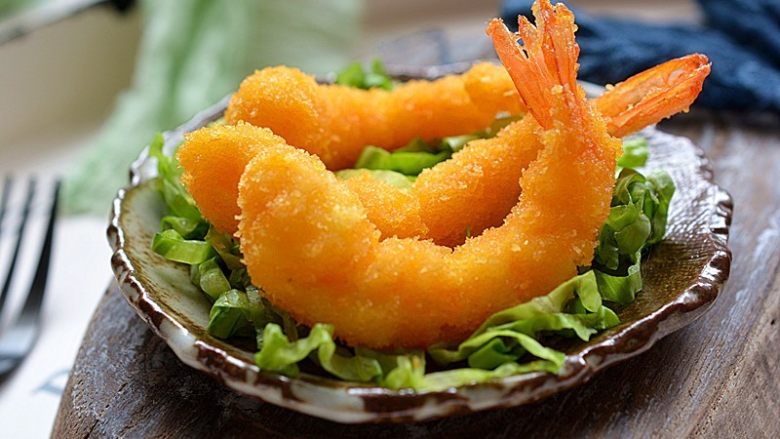日式炸虾,把炸好的虾放在生菜丝上,这样既好看又可以吃,还解腻