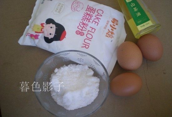 彩条蛋糕卷,备齐制作蛋糕的主要食材,油菜用水果搅拌器榨汁,过滤下菜汁在用。