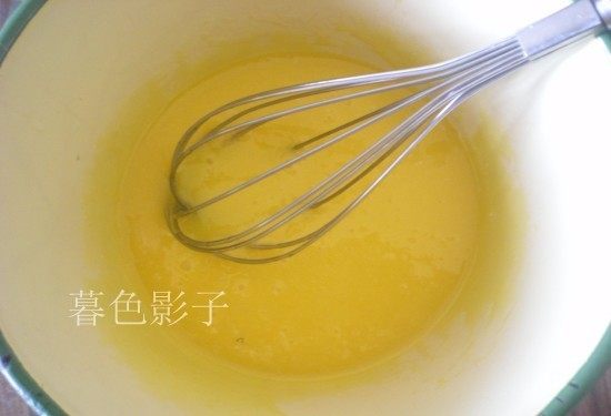 彩条蛋糕卷,鸡蛋要分离出的蛋清和蛋黄,放在不同的容器里、在蛋黄加 糖、油放手动搅打融合、成为蛋黄液,
