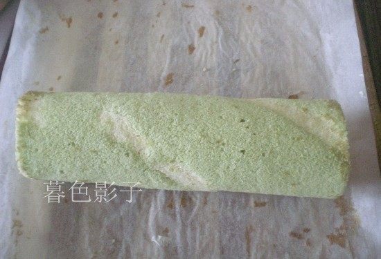 彩条蛋糕卷,从一端卷起来包裹上油纸定型
