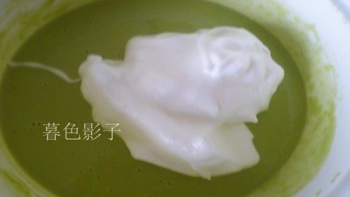 彩条蛋糕卷,加入二次蛋白上下翻拌,勿打圈搅拌,拌到融合即可