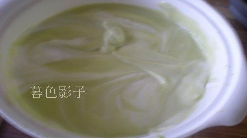 彩条蛋糕卷,最后全部倒进在一起翻拌,勿打圈拌,
