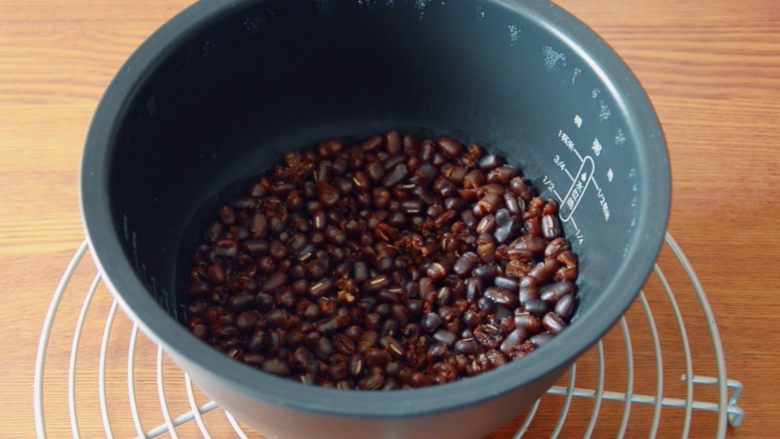 电饭煲蜜红豆+抹茶红豆绵绵冰,煮完就是这样颗颗分明的,表面看上去有点干,水都在下面。放冰箱冷藏。