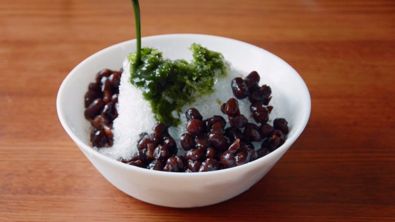 电饭煲蜜红豆+抹茶红豆绵绵冰,把红豆和抹茶放在刨冰上就完成啦!