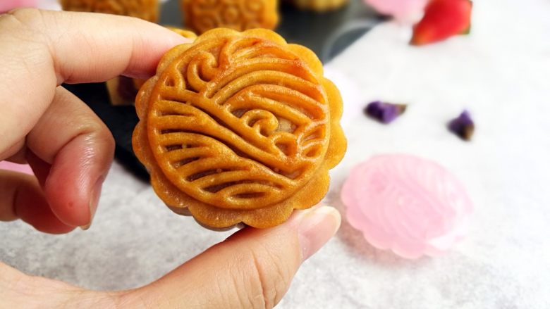 广式蛋黄月饼,成品。