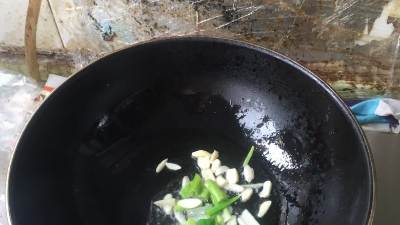 家庭厨房版香港炒面,锅内倒油烧热,先炒肉片,盛出肉片后,煸炒葱蒜,此时有了从五花肉或者肥牛里出来的猪油或牛油,味道更香