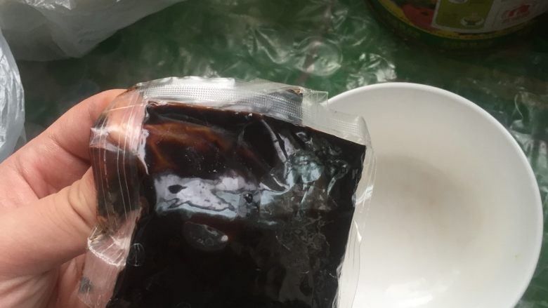 家庭厨房版香港炒面,将香港炒面面酱加水调匀(这词用的是成品酱汁,自己也可以根据个人口味进行配制,主要以蚝油,生抽,老抽为主)
