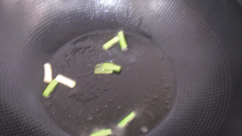 番茄肉丝浓汤,热锅,倒入食用油,下葱梗爆香
