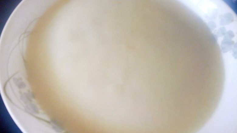 心相印红丝绒麻薯软欧,放入盘或碗大火蒸15分钟左右,全部凝结成固体,用筷子戳,没有液体渗出就可以了。