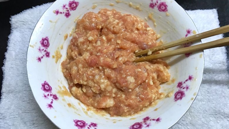 #家常菜大比拼#珍珠丸子,拌匀后加入调料拌匀,慢慢地加入适量的水把肉打上劲。