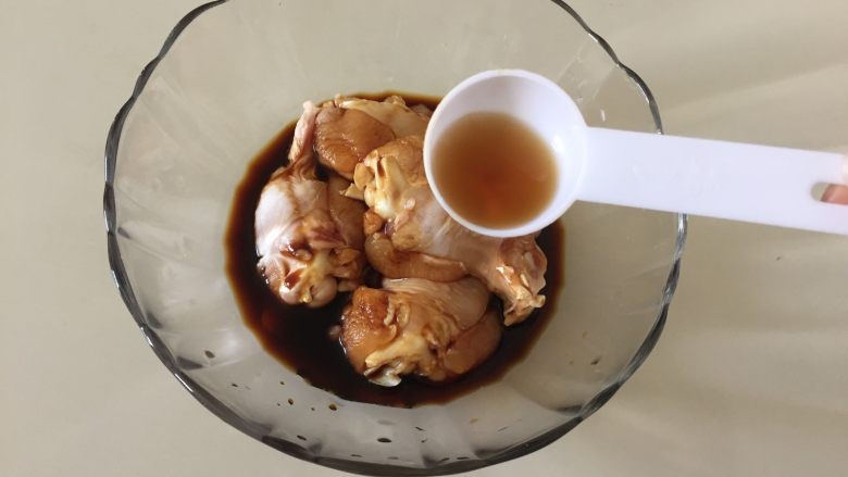 砂锅玉米焖翅根,加入<a style='color:red;display:inline-block;' href='/shicai/ 718'>料酒</a>;