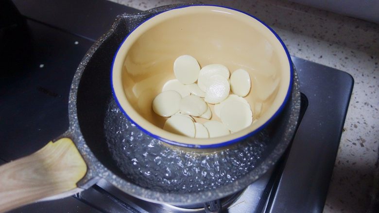 青蛙泡芙, 将融化的白巧克力加入奶油中混合均匀,将白巧抹茶从泡芙底部挤入即可,放冰箱