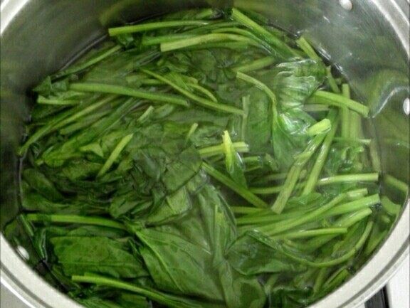果仁菠菜,1. 菠菜择好切段、洗净,锅中水烧开后,把菠菜放进去焯烫一分钟,不用等水再次开即可,焯烫的时间过程,菠菜会过软,影响口感