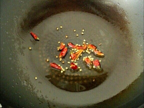 果仁菠菜,5. 干辣椒洗净用厨房剪剪成段,用清水泡一会儿,这样再炸时不会糊。热锅凉油,放入花椒粒炸出香味,再放辣椒段炸香。