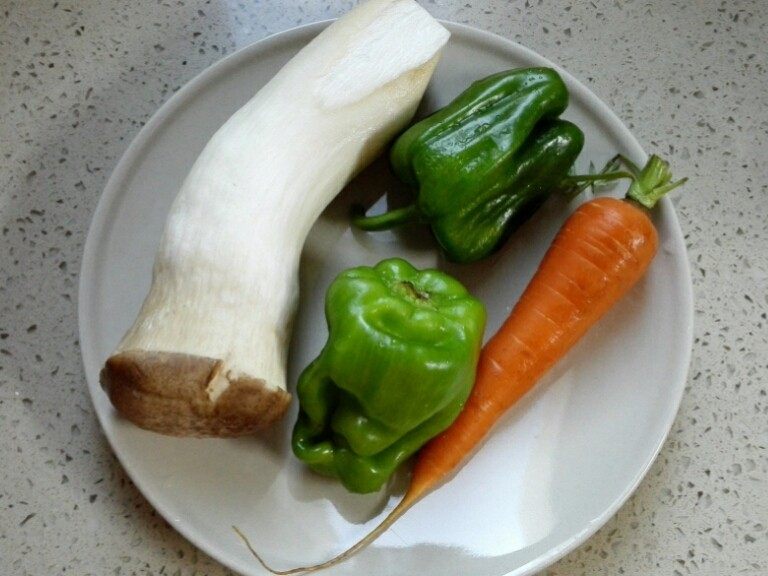 蚝油杏鲍菇,1. 所有食材洗净