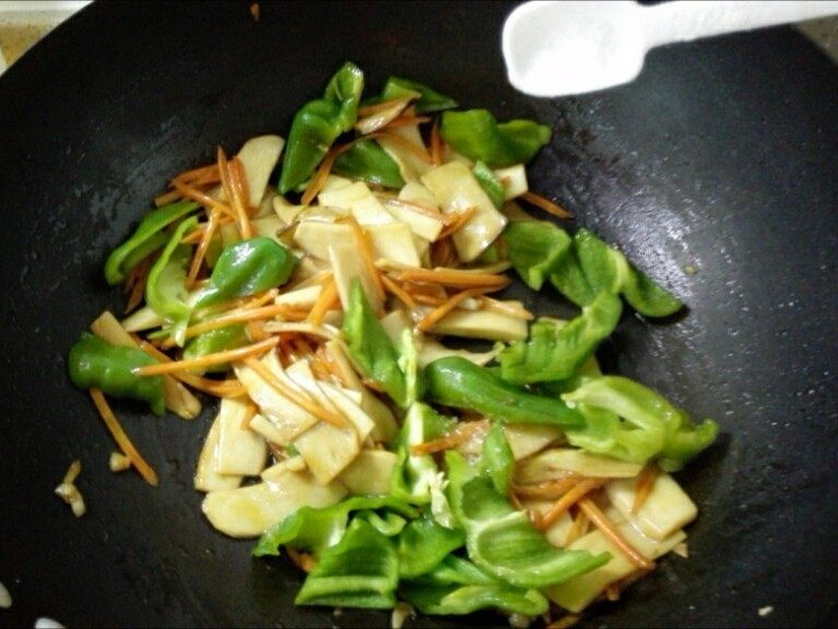 蚝油杏鲍菇,7. 最后加入青椒,加盐调味,迅速翻炒一分钟出锅