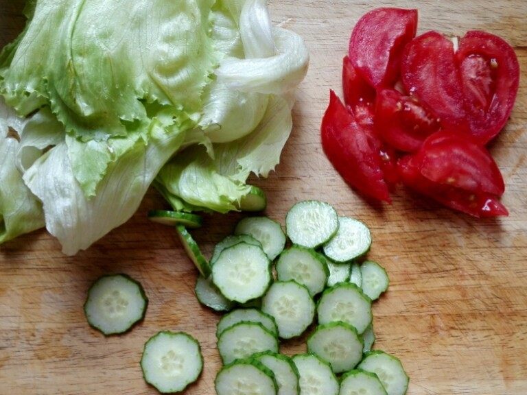 核仁蔬菜沙拉,1.蔬菜洗净,生菜撕块、黄瓜切片、西红柿切块