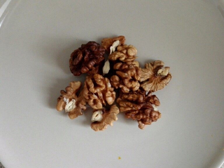 核仁蔬菜沙拉,2.核桃剥出核仁洗净