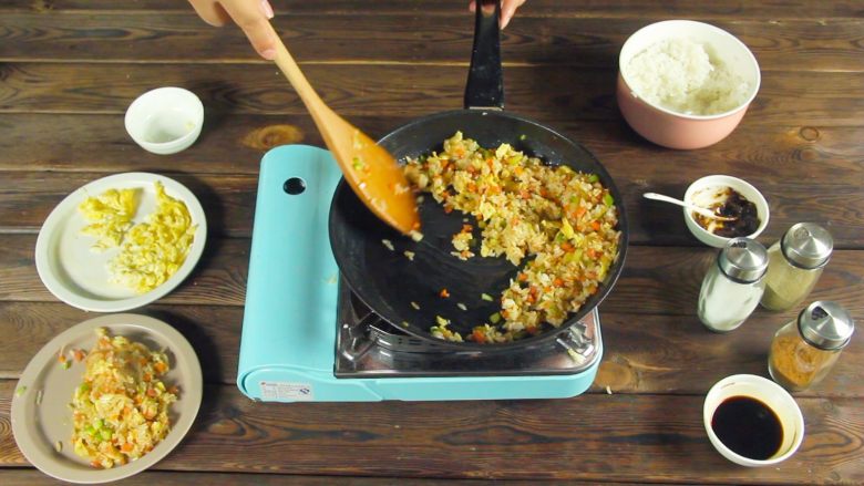 鸡翅包饭!颜值逆天 好吃到跳舞,接着放入鸡蛋与<a style='color:red;display:inline-block;' href='/shicai/ 507'>米饭</a>炒香,在这个过程中加入适量酱油进行翻炒,色泽会更加诱人哦