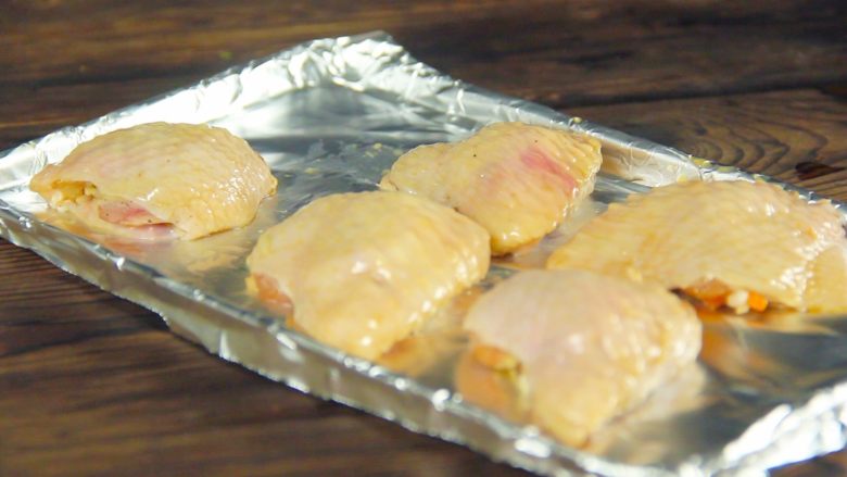 鸡翅包饭!颜值逆天 好吃到跳舞,在烤盘中铺上锡纸,摆放好鸡翅