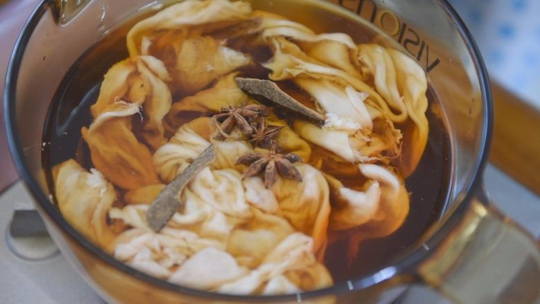 教你做一道香浓味美的酱香肥肠,起锅，往锅里倒入适量清水，加入10ml<a style='color:red;display:inline-block;' href='/shicai/ 762'>老抽</a>、30ml料酒、<a style='color:red;display:inline-block;' href='/shicai/ 695'>八角</a>3颗、<a style='color:red;display:inline-block;' href='/shicai/ 710'>桂皮</a>2片，盖上锅盖，大火煮3-5分钟
