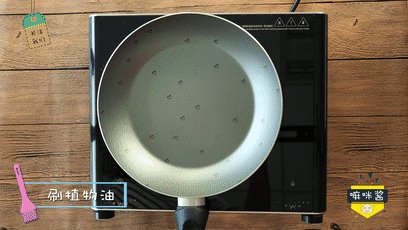杂蔬三文鱼饭团,平底锅刷油,放入三文鱼炒碎。
ps:妈妈们一定要开小火炒三文鱼哦,不然会容易焦哦~三文鱼可以按照他的纹路炒碎,妈妈们也能用筷子辅助一下,把鱼