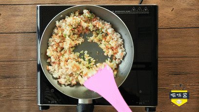杂蔬三文鱼饭团,不断翻炒。
ps:要是米饭太干的话也可以加水煮一下,宝宝也会更容易接受。