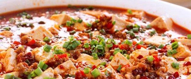 麻婆豆腐,出锅，撒上葱花装饰。完成