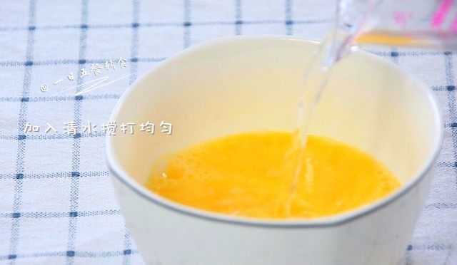 猪肉豆腐蒸水蛋,鸡蛋打入碗中,加入清水搅打均匀。
🌻小贴士:鸡蛋一个约50克,水是鸡蛋的2倍,加了100克水。这里加温水还是冷水没区别的。