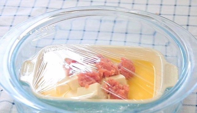 猪肉豆腐蒸水蛋,放上肉泥。包上保鲜膜上蒸锅。
🌻小贴士:盖保鲜膜是防止蒸锅盖子上的水蒸气滴入产生气泡。