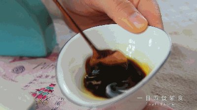 猪肉豆腐蒸水蛋,撒上葱花,淋入酱汁。