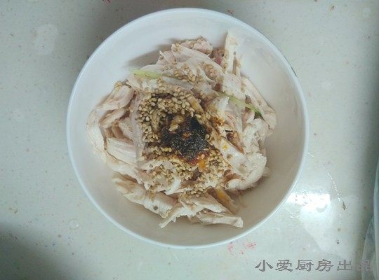 麻辣鸡丝凉面,加入辣椒油,<a style='color:red;display:inline-block;' href='/shicai/ 141765'>熟芝麻</a>。