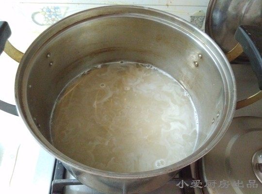 麻辣鸡丝凉面,煮锅中加水,煮<a style='color:red;display:inline-block;' href='/shicai/ 526'>面条</a>。